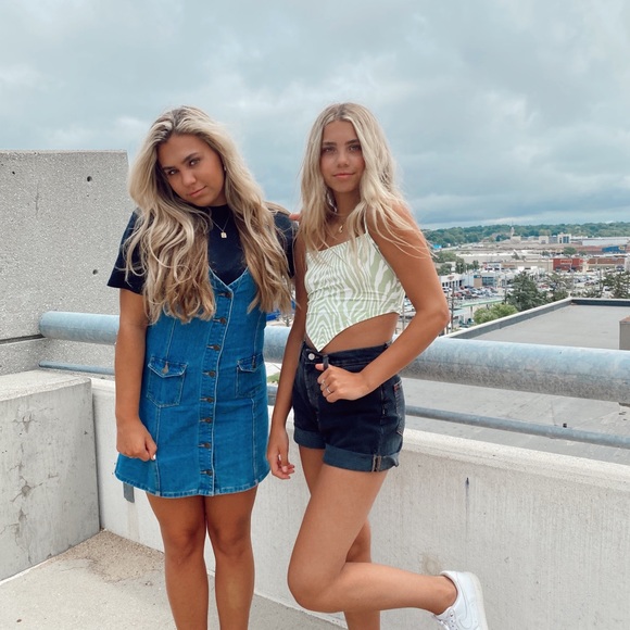 Meet your Posher, Ava - Picture 1 of 1